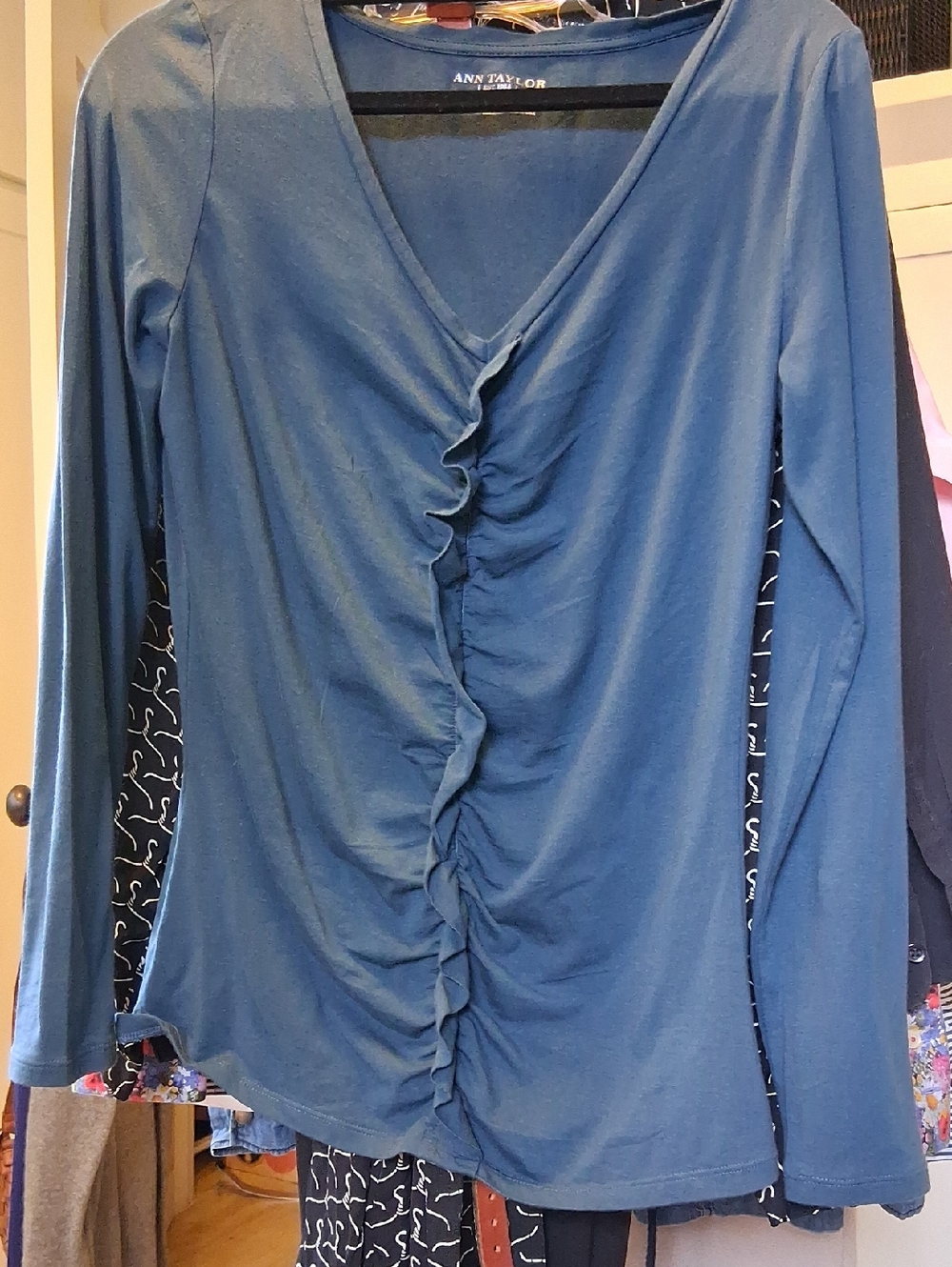 😘 Anne Taylor  V-Neck Ruched Front Top - Dark Teal Green Tee Sm